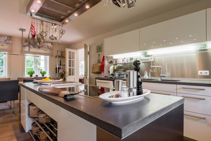 Bild - Großzügiges Einzelhaus mit Garage unter Reet in zurückgezogener Lage