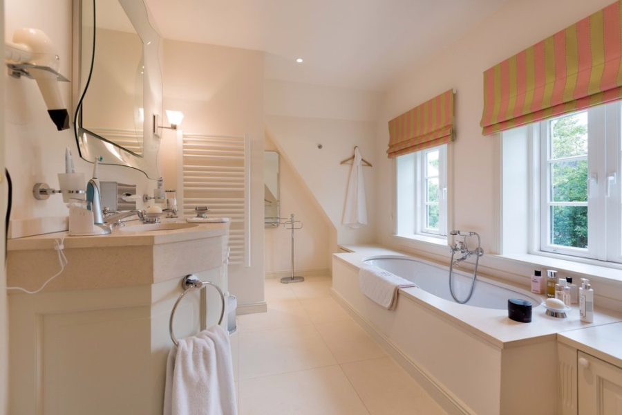 Bild - Großzügiges Einzelhaus mit Garage unter Reet in zurückgezogener Lage