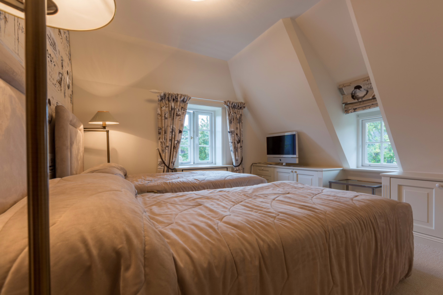 Bild - Großzügiges Einzelhaus mit Garage unter Reet in zurückgezogener Lage