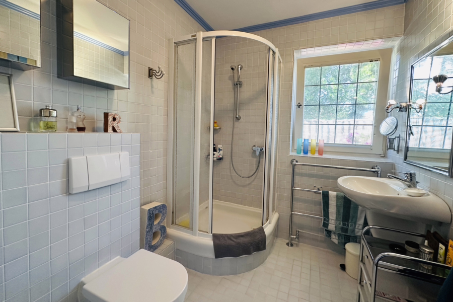 Bild - Haushälfte mit schönem, eingewachsenem Garten im beschaulichen Teil von Morsum