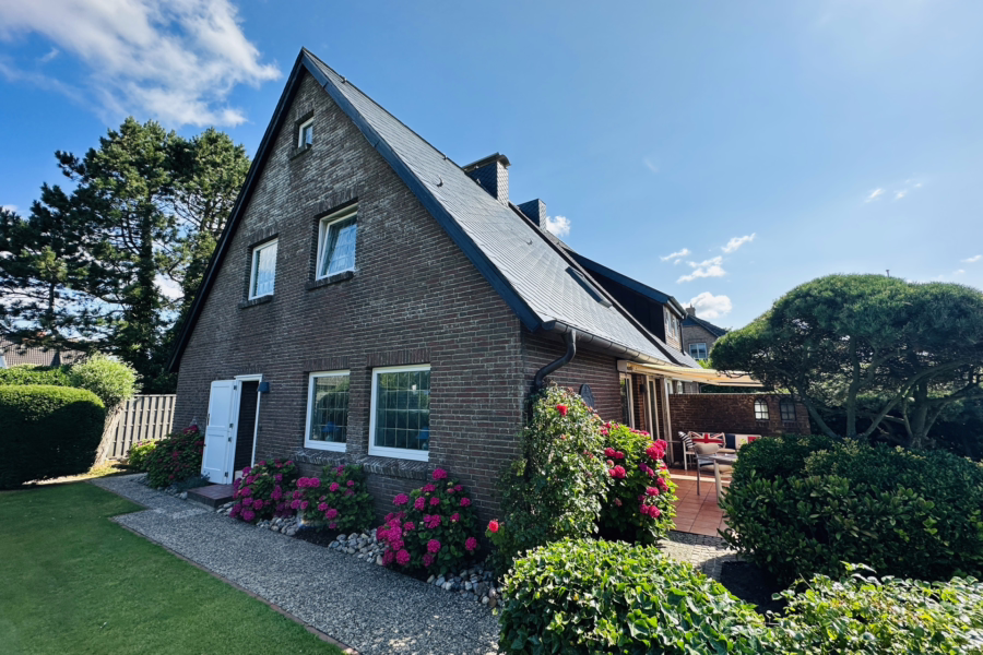 Bild - Haushälfte mit schönem, eingewachsenem Garten im beschaulichen Teil von Morsum