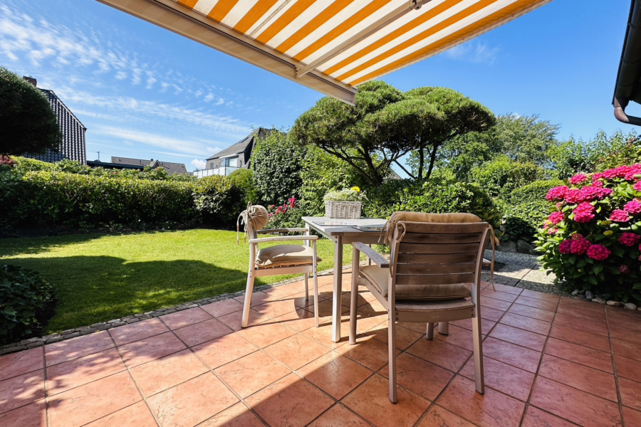 Bild - Haushälfte mit schönem, eingewachsenem Garten im beschaulichen Teil von Morsum