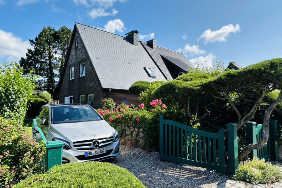 Bild - Haushälfte mit schönem, eingewachsenem Garten im beschaulichen Teil von Morsum