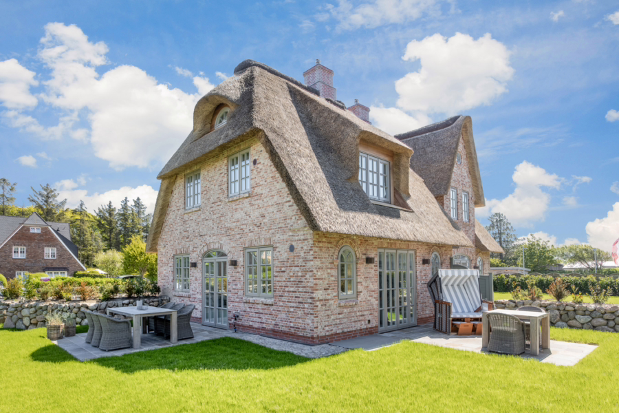 Bild - Neuwertige Doppelhaushälfte unter Reet mit großzügigem Garten in Wenningstedt