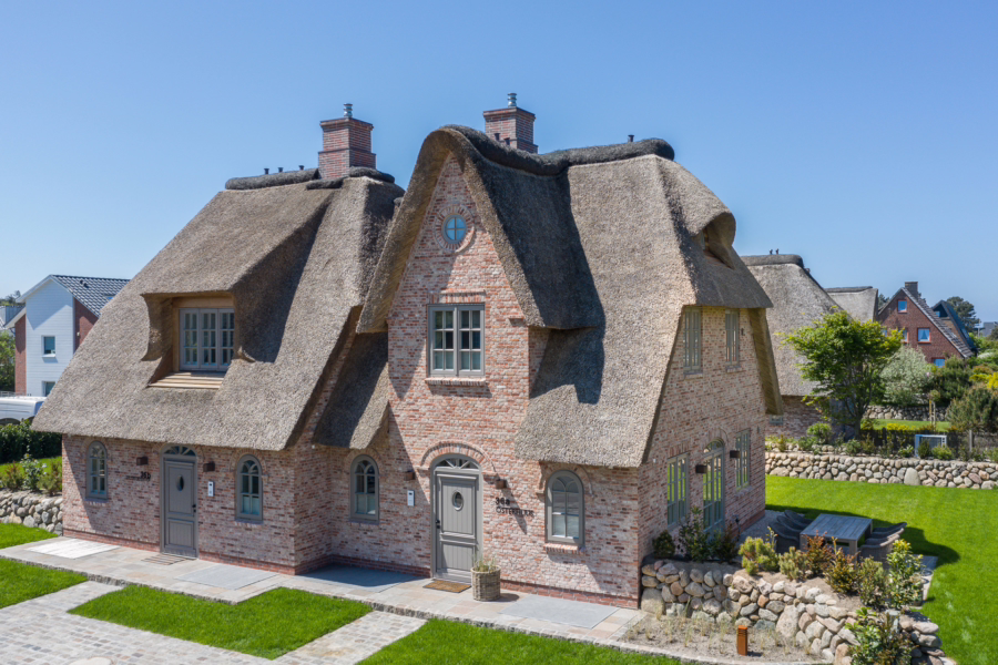 Bild - Neuwertige Doppelhaushälfte unter Reet mit großzügigem Garten in Wenningstedt