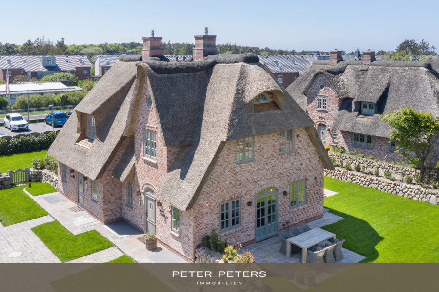 Titelbild - Neuwertige Doppelhaushälfte unter Reet mit großzügigem Garten in Wenningstedt