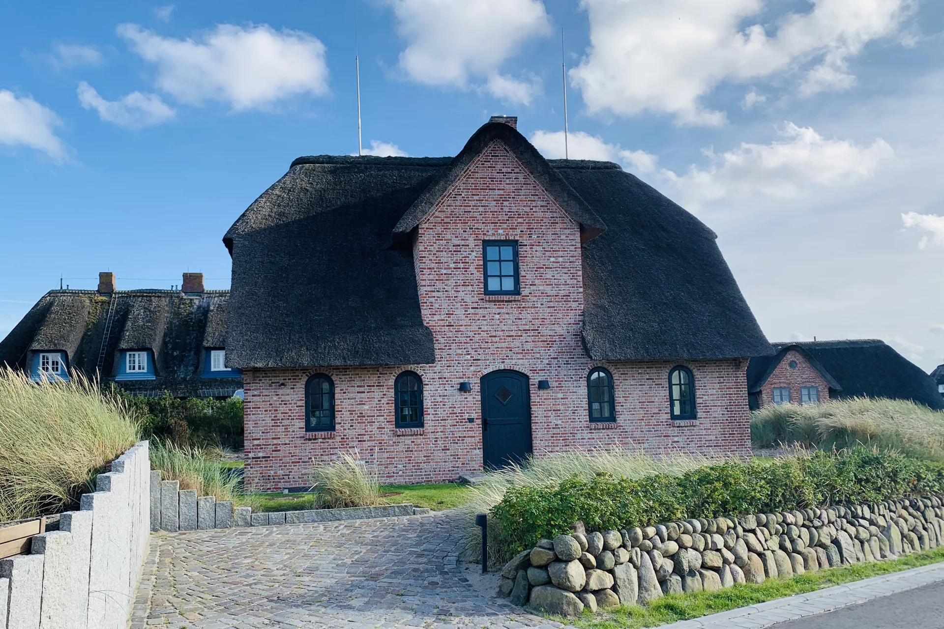 Bild - Exklusives Einzelhaus unter Reet mit kleinem Meerblick