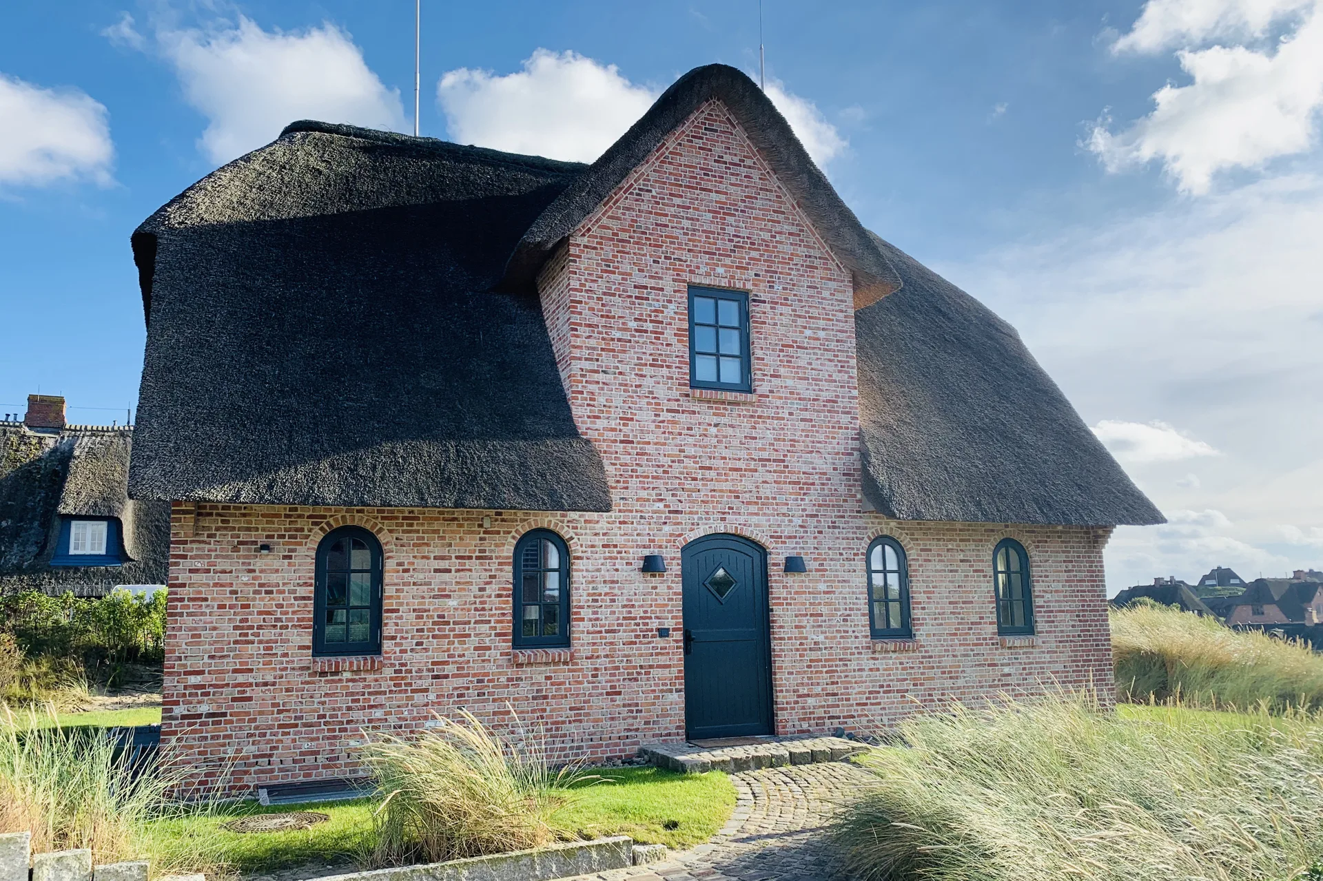 Bild - Exklusives Einzelhaus unter Reet mit kleinem Meerblick