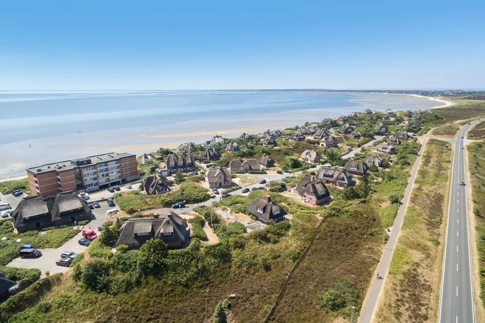 Bild - Exklusives Einzelhaus unter Reet mit kleinem Meerblick