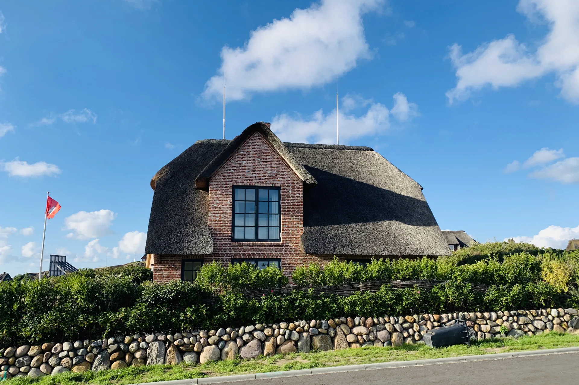 Bild - Exklusives Einzelhaus unter Reet mit kleinem Meerblick