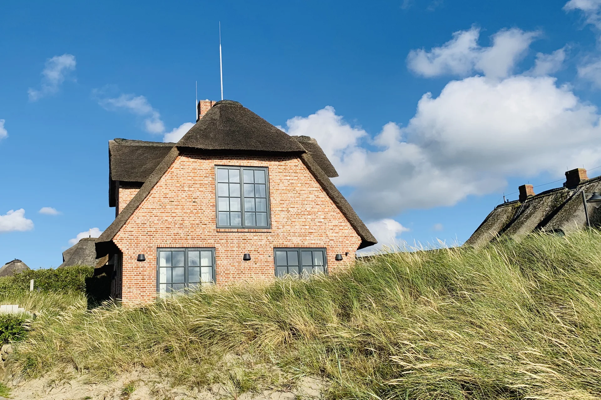 Bild - Exklusives Einzelhaus unter Reet mit kleinem Meerblick