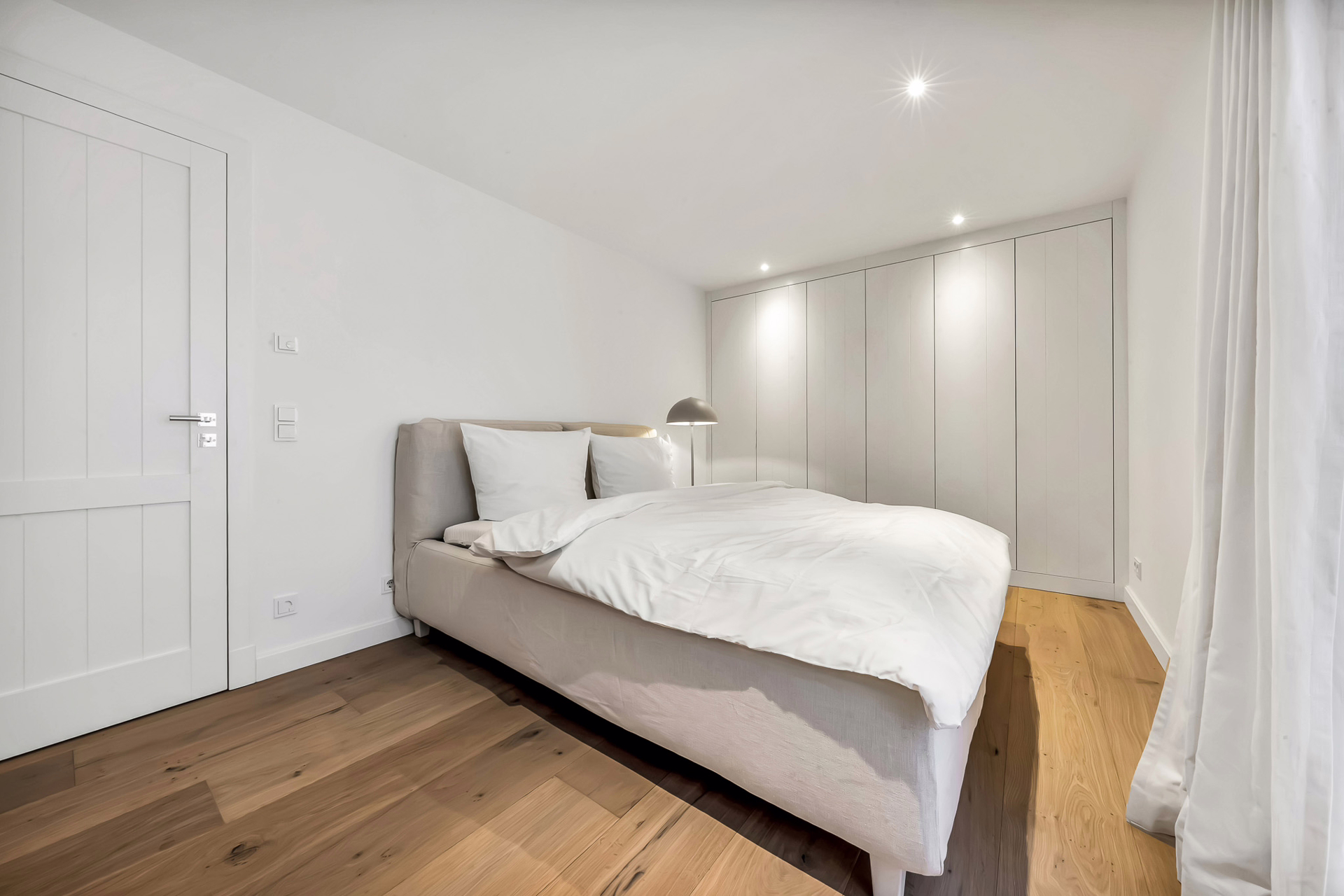 Bild - Neubau von reetgedeckten FW-Haushälften mit jeweils einem eigenen Garagenplatz