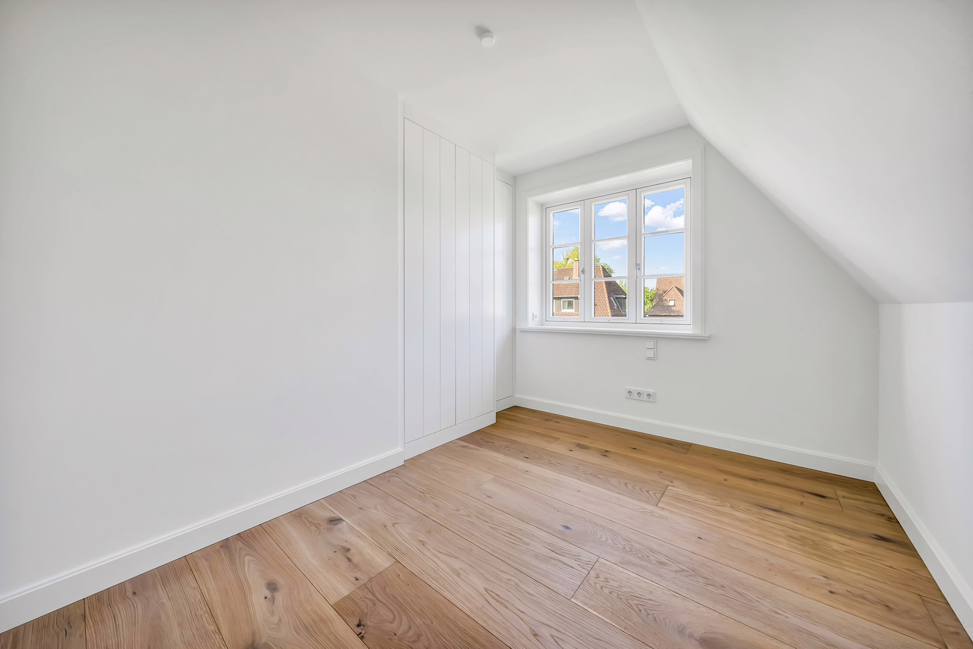 Bild - Neubau von reetgedeckten FW-Haushälften mit jeweils einem eigenen Garagenplatz