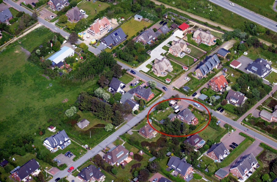 Luftbild - Schöne Neubau-Haushälften unter Reet in Wenningstedt