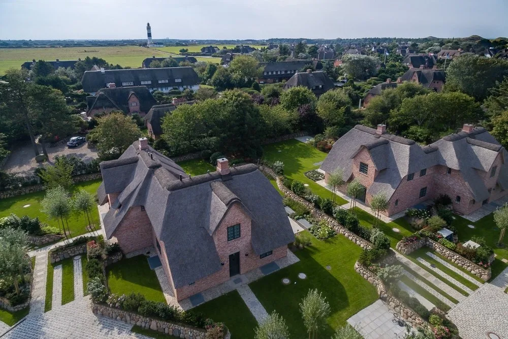 Bild - Reetgedeckte, hochwertige Neubauhaushälften in Dorflage von Kampen