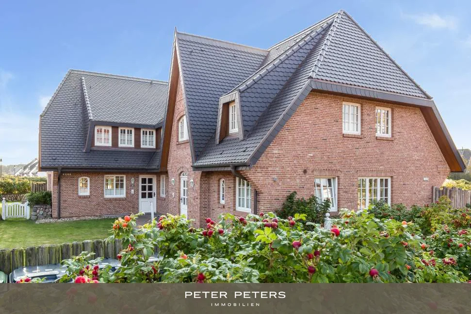 Haus Ansicht - Charmante und helle Obergeschosswohnung mit Balkon in zentraler Lage von Wenningstedt