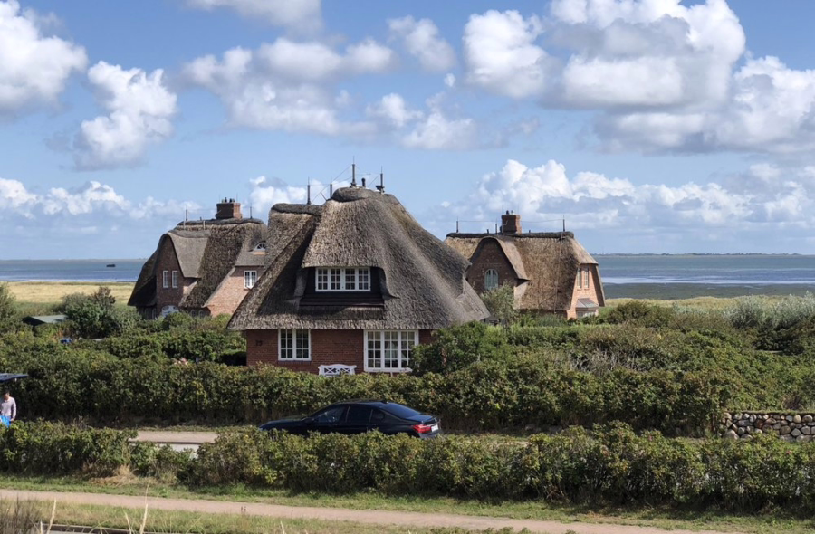 Bild - Seltenes Angebot – freistehendes Reetdachhaus in 2. Wattreihe