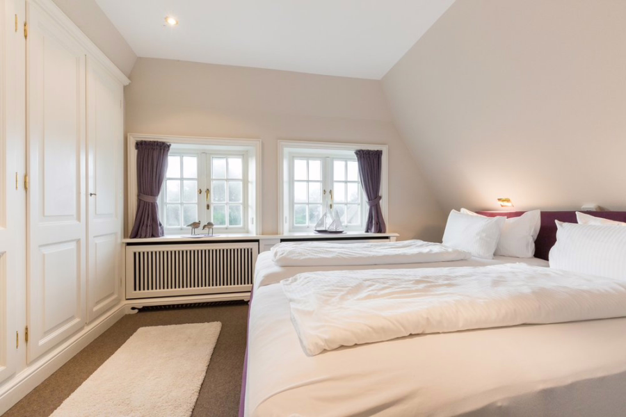 Bild - Schmucke Reethaushälfte mit Erdgarage und Blick in die Kampener Dünen