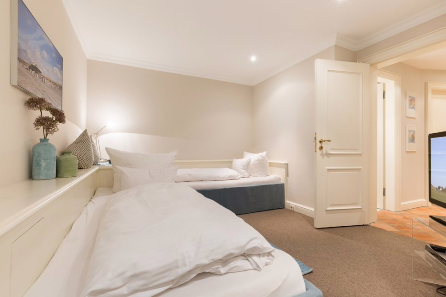 Bild - Schmucke Reethaushälfte mit Erdgarage und Blick in die Kampener Dünen