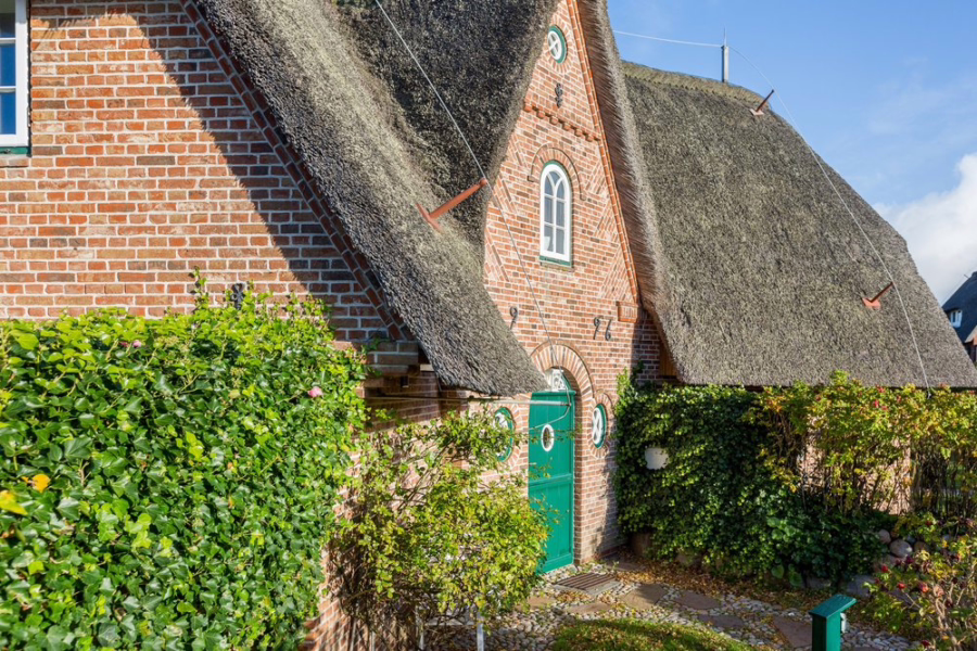 Bild - Schmucke Reethaushälfte mit Erdgarage und Blick in die Kampener Dünen
