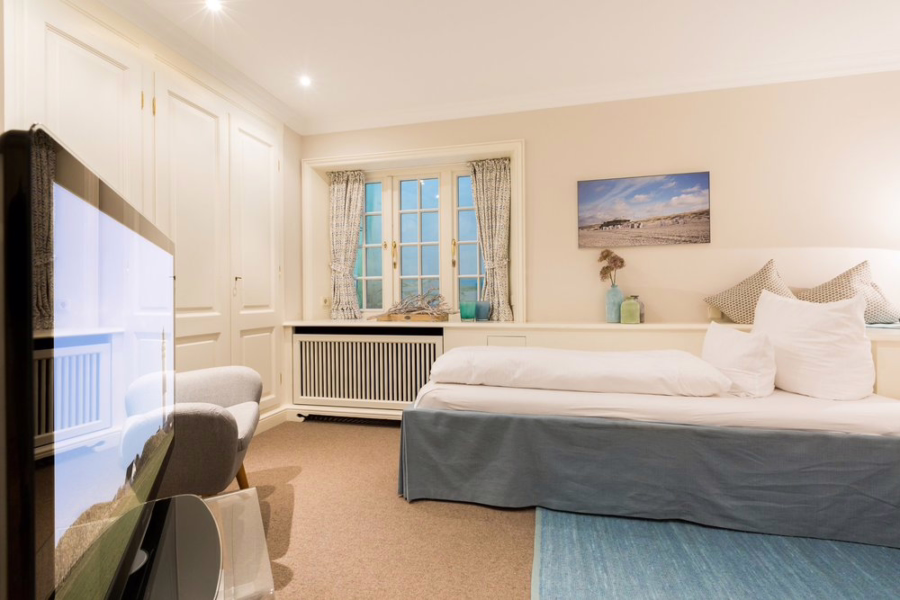 Bild - Schmucke Reethaushälfte mit Erdgarage und Blick in die Kampener Dünen