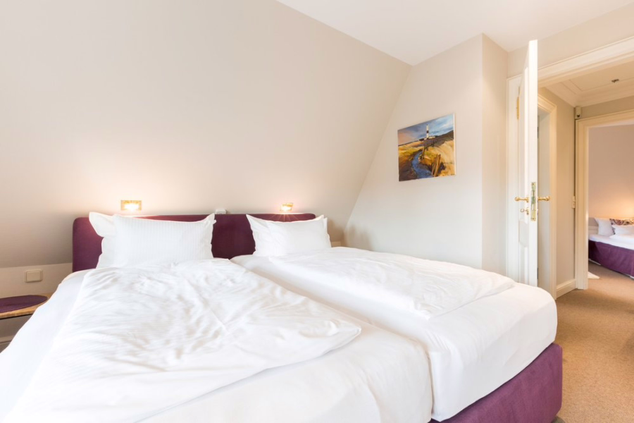 Bild - Schmucke Reethaushälfte mit Erdgarage und Blick in die Kampener Dünen