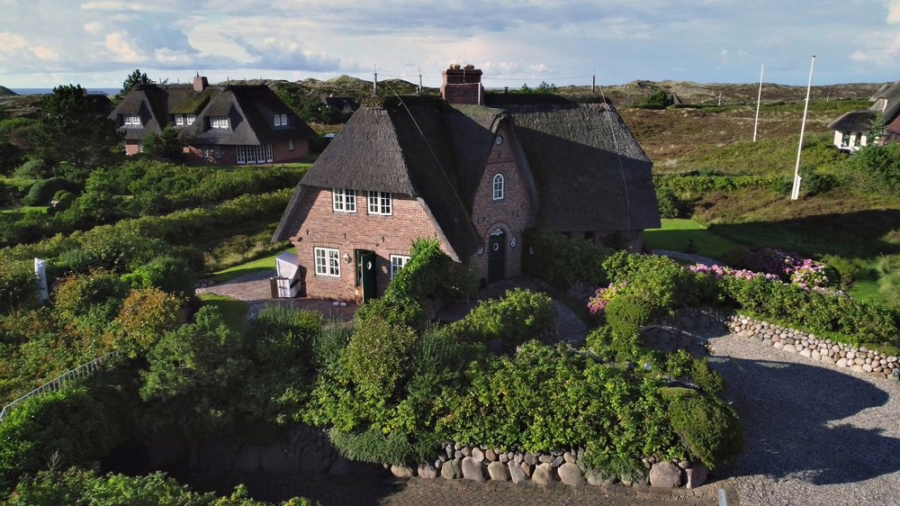 Bild - Schmucke Reethaushälfte mit Erdgarage und Blick in die Kampener Dünen