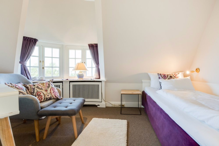 Bild - Schmucke Reethaushälfte mit Erdgarage und Blick in die Kampener Dünen