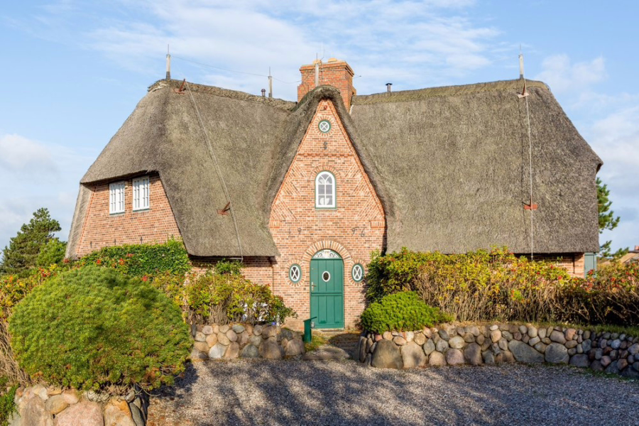 Bild - Schmucke Reethaushälfte mit Erdgarage und Blick in die Kampener Dünen