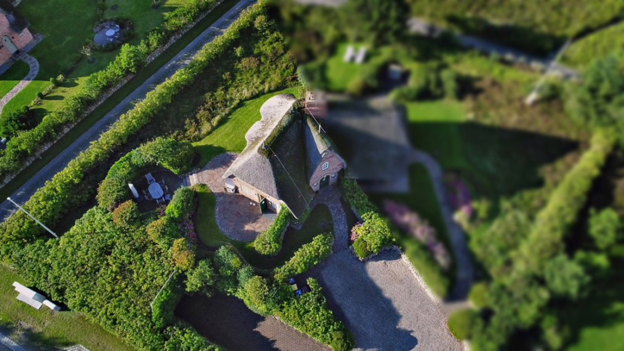 Bild - Schmucke Reethaushälfte mit Erdgarage und Blick in die Kampener Dünen