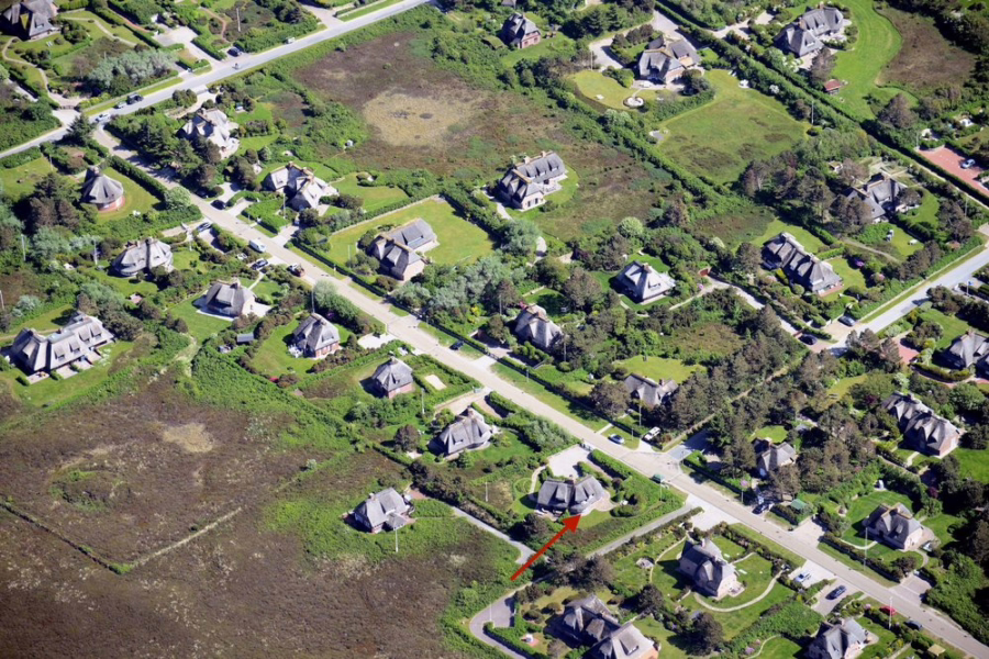 Bild - Schmucke Reethaushälfte mit Erdgarage und Blick in die Kampener Dünen