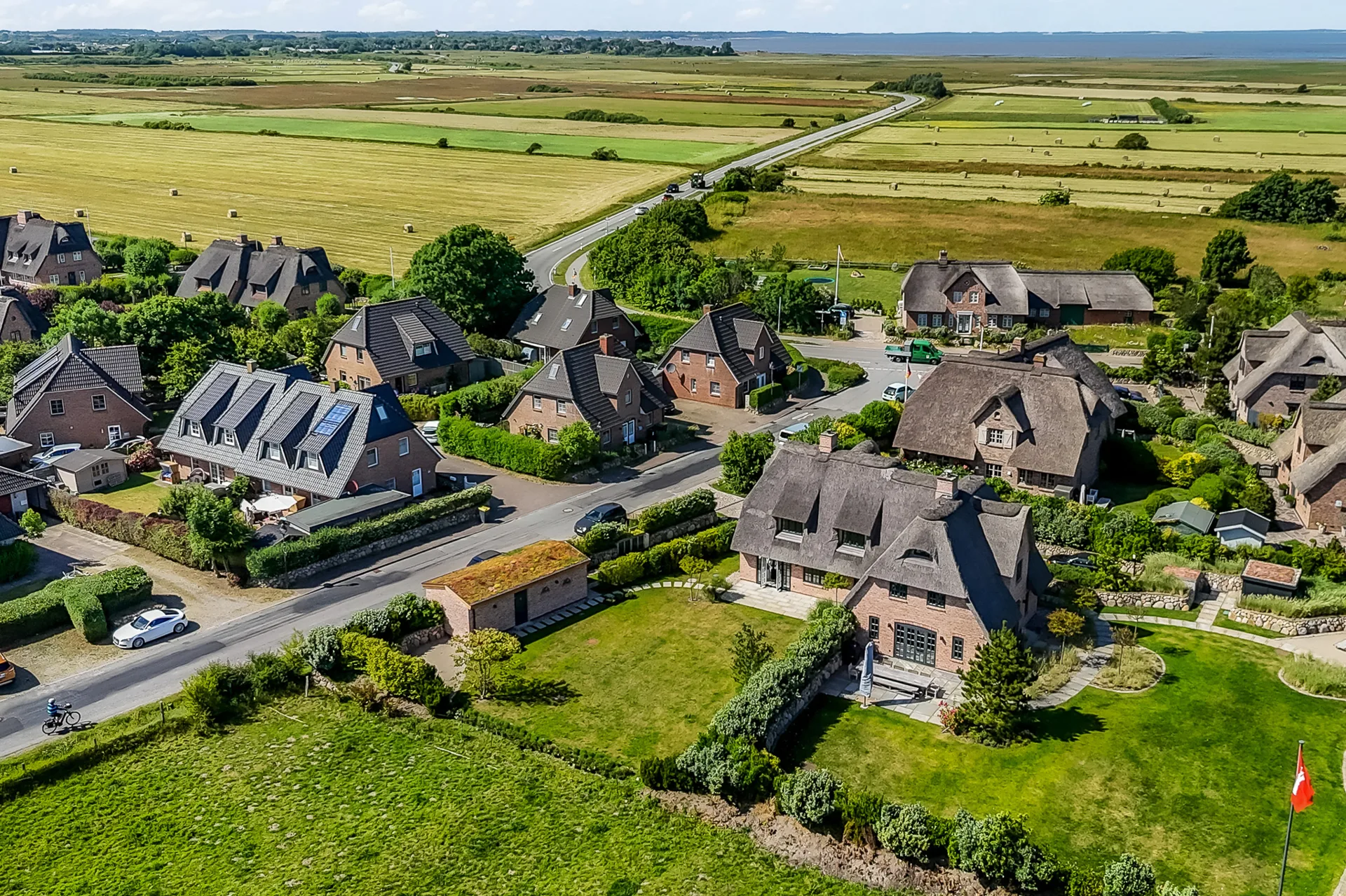 Neubau eines tollen Doppelhauses unter Reet mit genehmigter Ferienvermietung und Garage - Bild (100661)