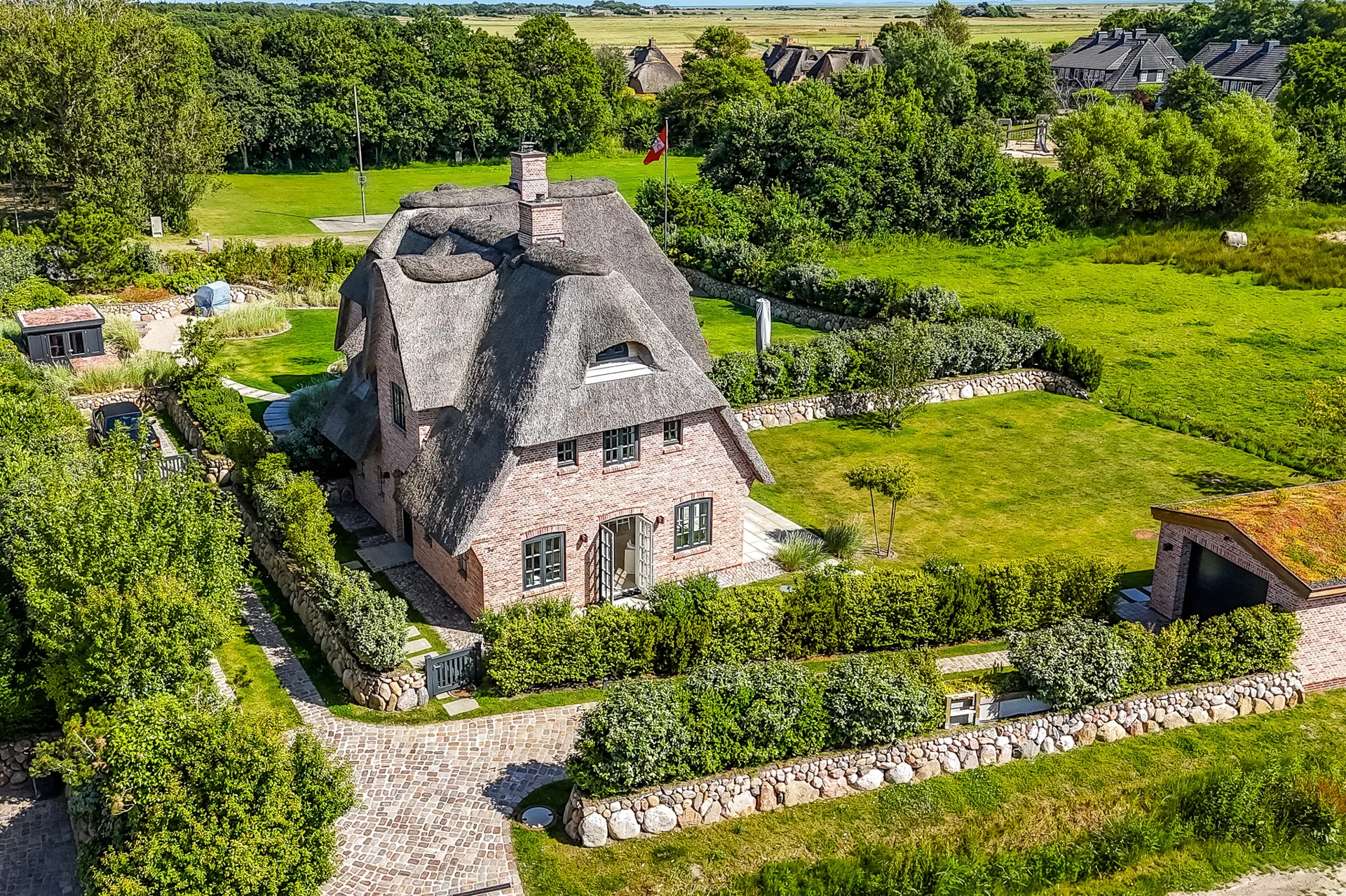 Neubau eines tollen Doppelhauses unter Reet mit genehmigter Ferienvermietung und Garage - Bild (100662)