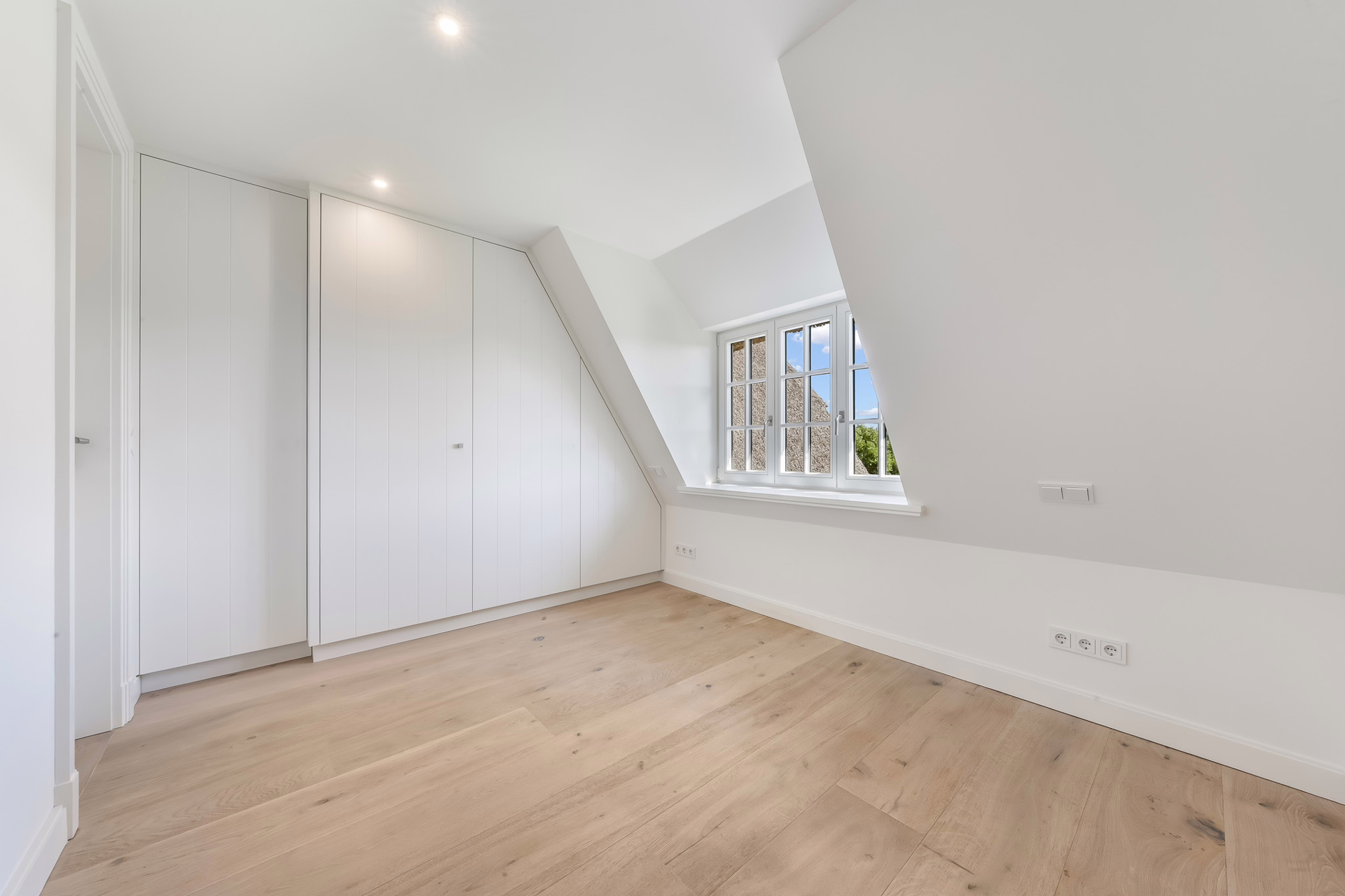 Bild - Neubau eines tollen Doppelhauses unter Reet mit genehmigter Ferienvermietung und Garage