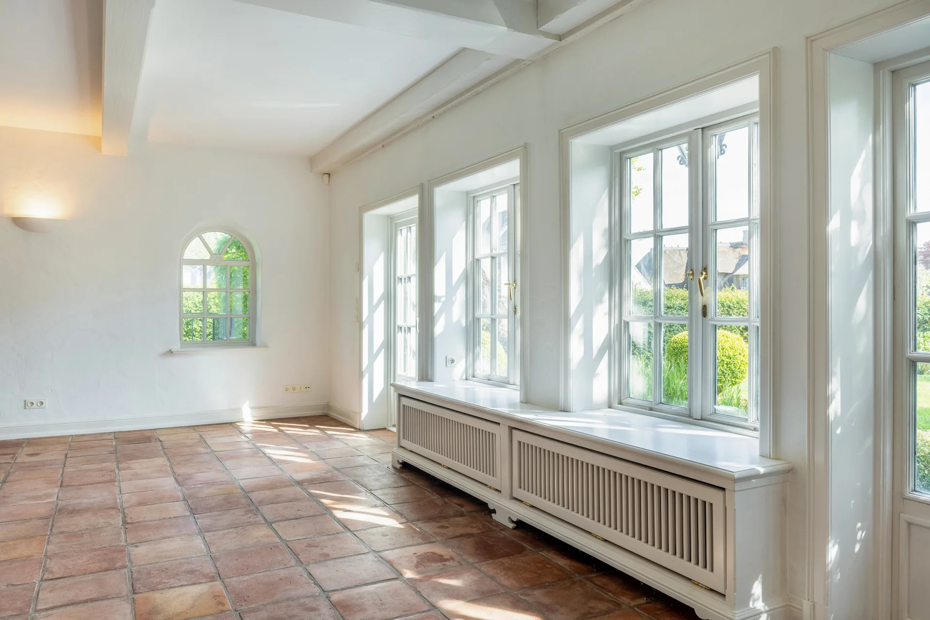 Bild - Reetgedecktes Reihenendhaus in einem wieder errichteten Friesenhof