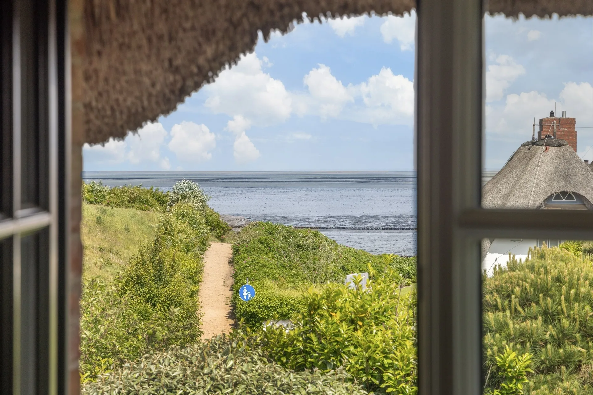 Bild - Charmantes Friesenhaus unter Reet mit einer Erdgarage am Keitumer Wattenmeer