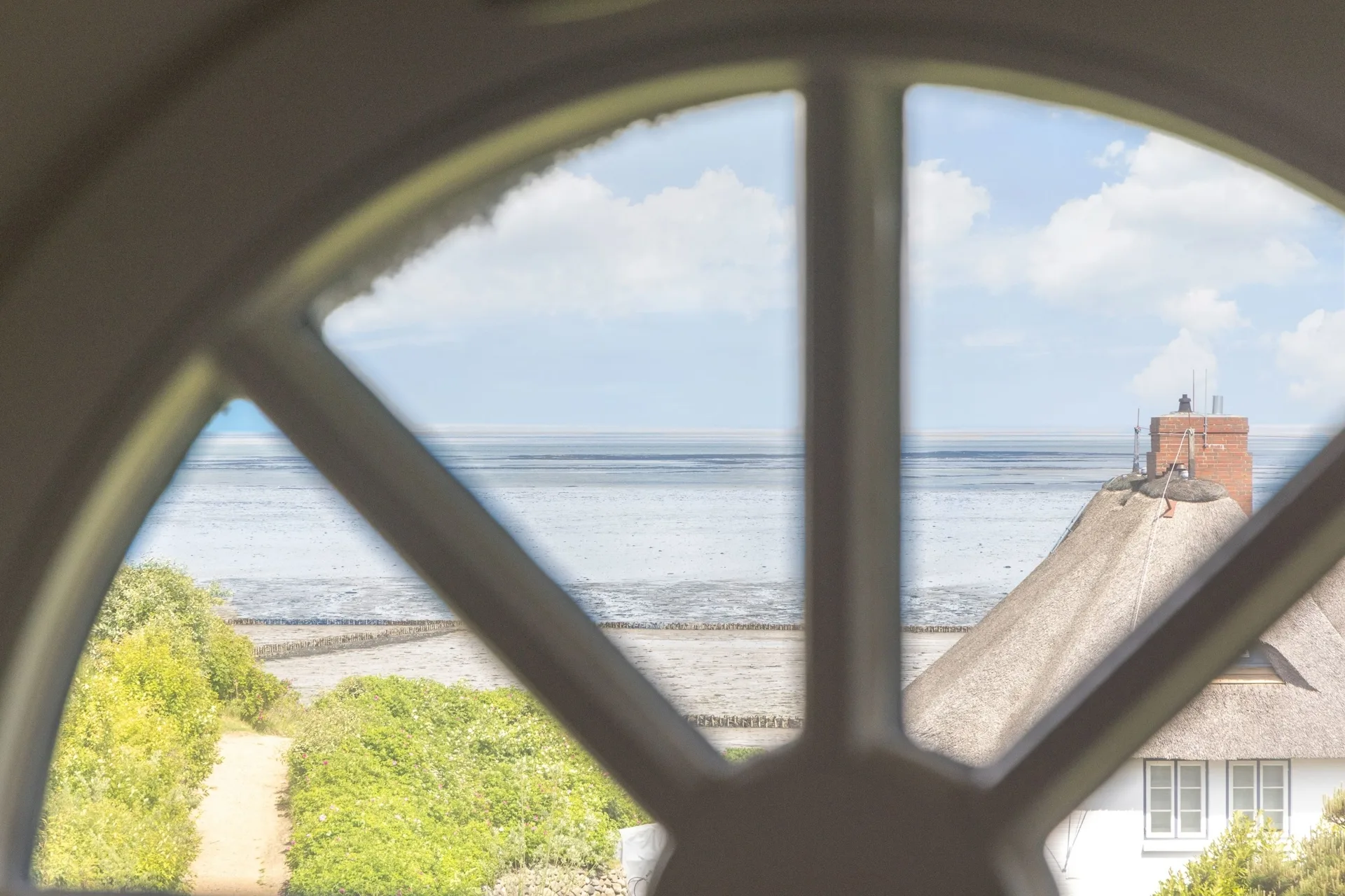 Bild - Charmantes Friesenhaus unter Reet mit einer Erdgarage am Keitumer Wattenmeer