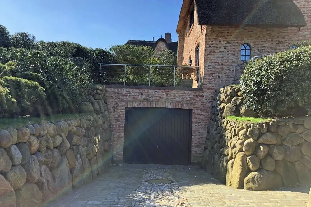 Bild - Charmantes Friesenhaus unter Reet mit einer Erdgarage am Keitumer Wattenmeer