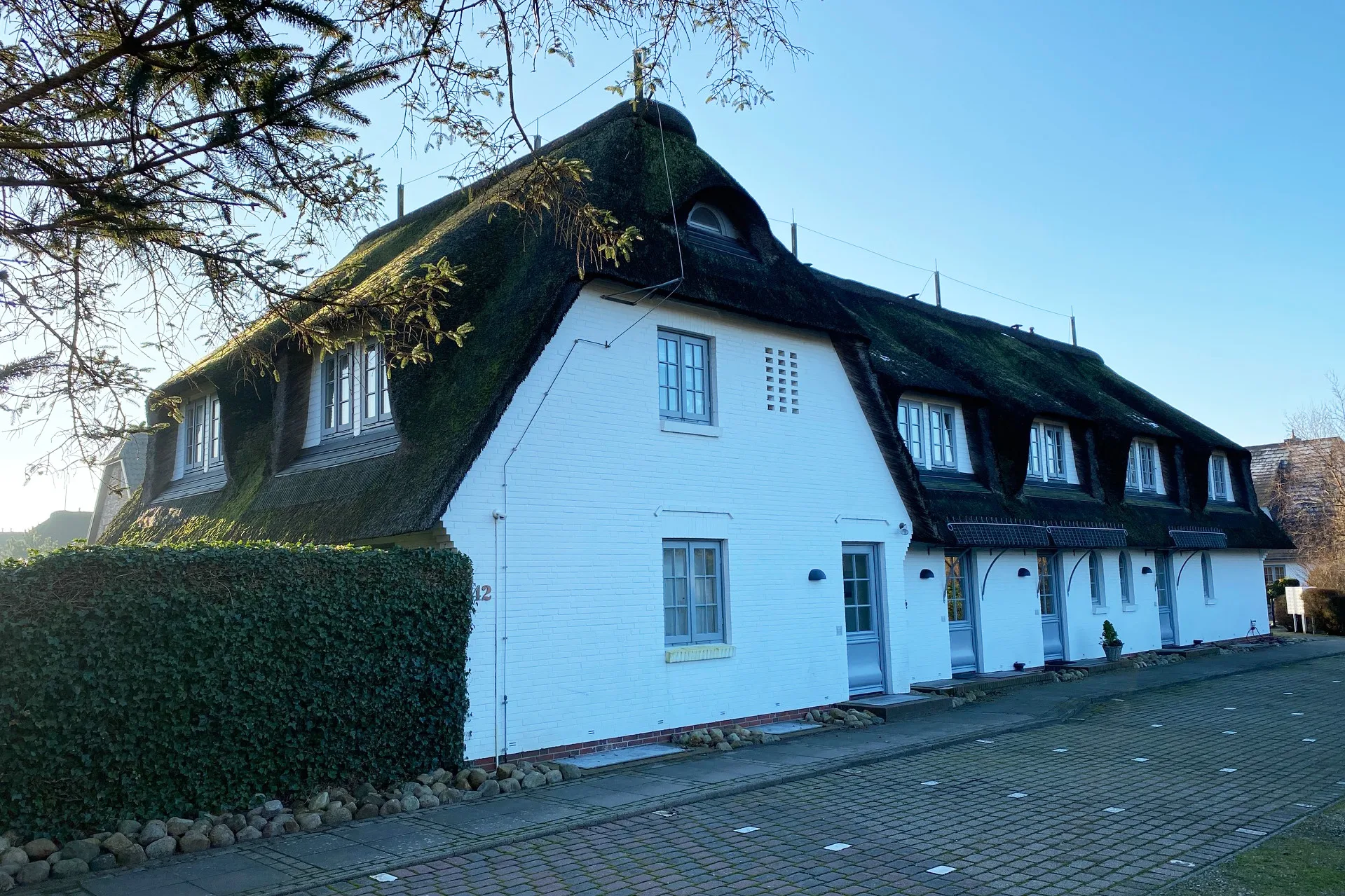 Seitenansicht - Sehr ansprechende, moderne Dachgeschosswohnung unter Reet in Keitum