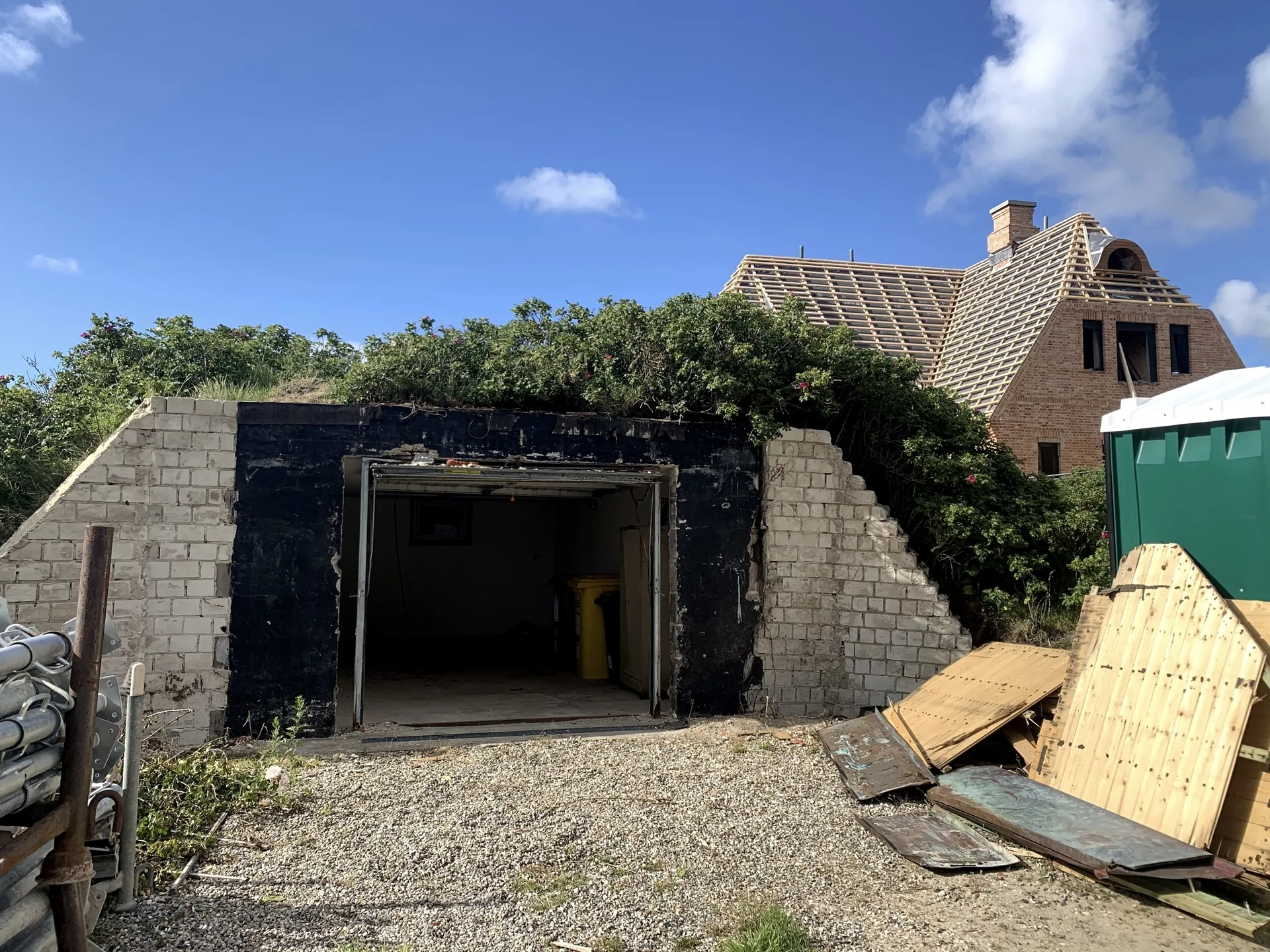 Bild - Neubau eines Strandhauses unter Reet in wattnaher Lage von List