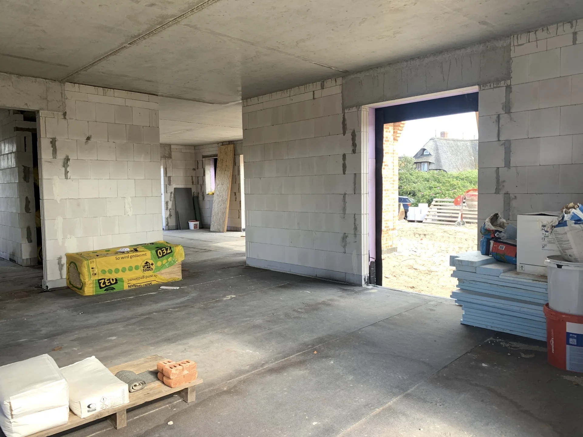 Bild - Neubau eines Strandhauses unter Reet in wattnaher Lage von List