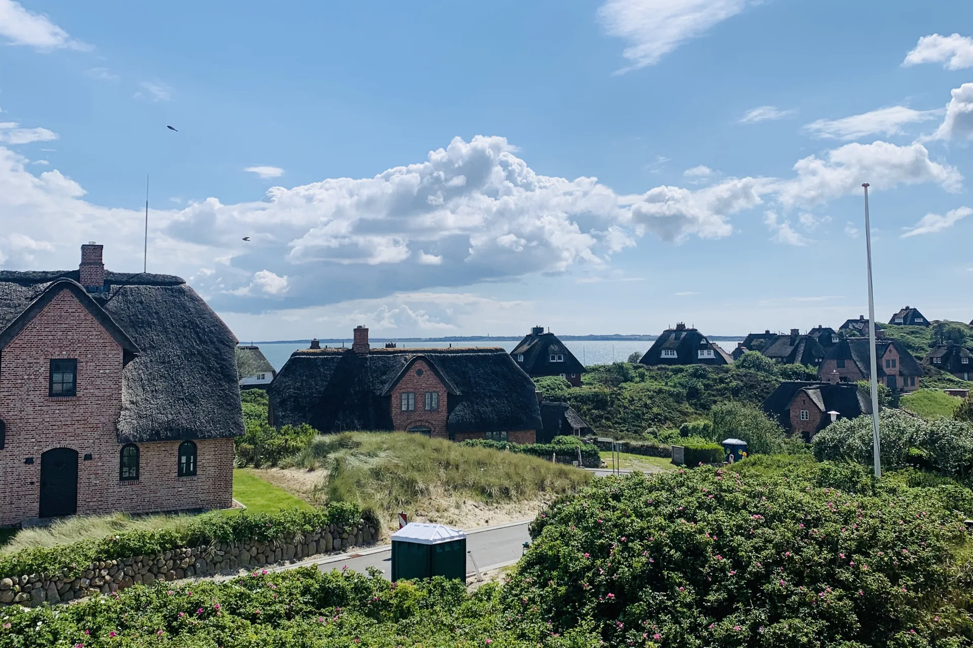 Bild - Neubau eines Strandhauses unter Reet in wattnaher Lage von List