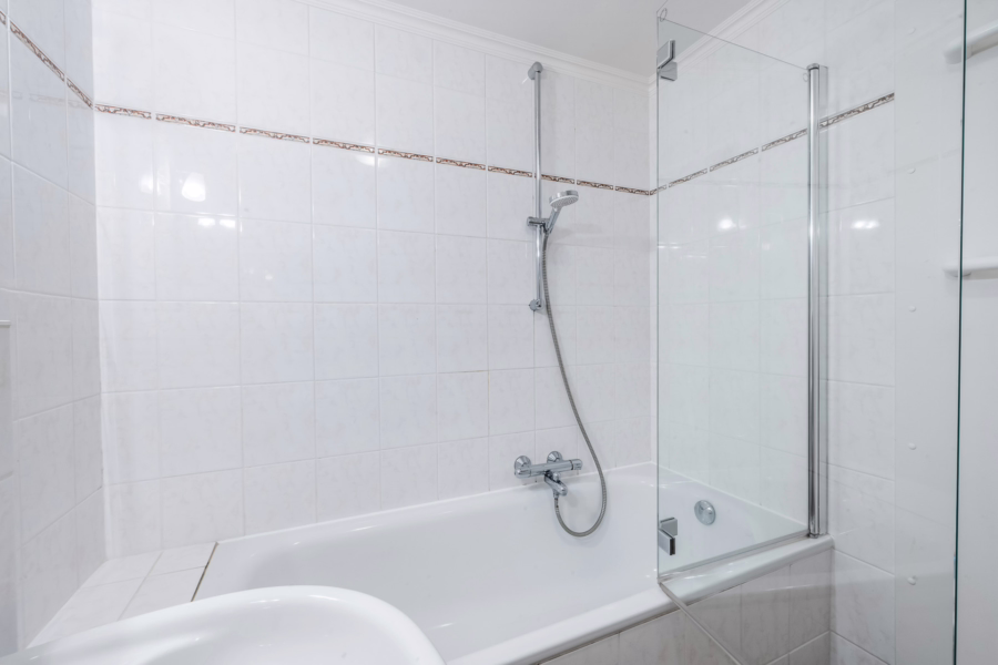 Bild - Doppelhaushälfte mit zwei Wohnungen in zentraler Lage von Westerland