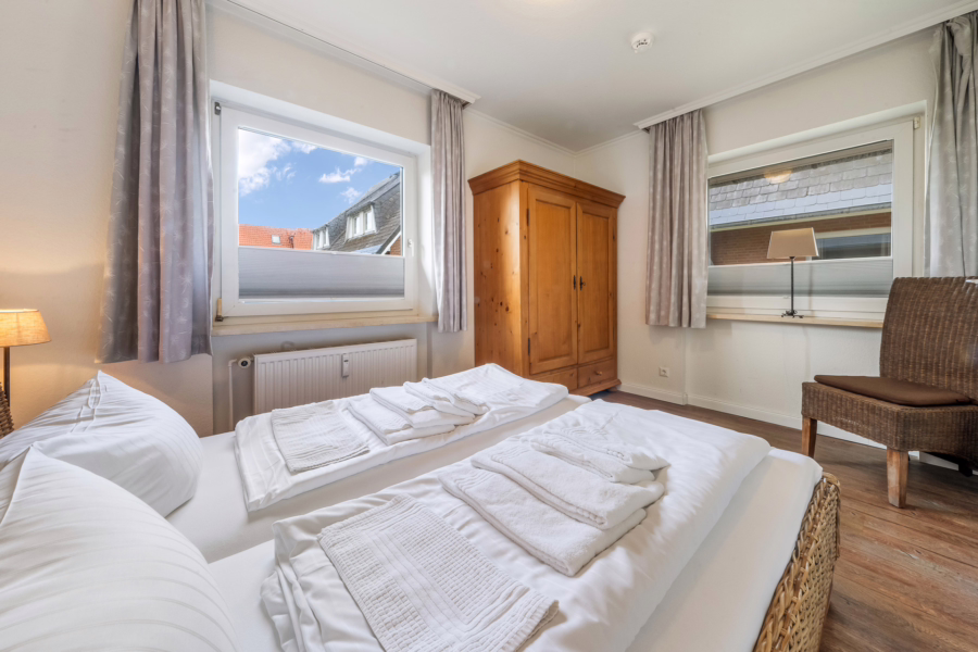 Bild - Doppelhaushälfte mit zwei Wohnungen in zentraler Lage von Westerland