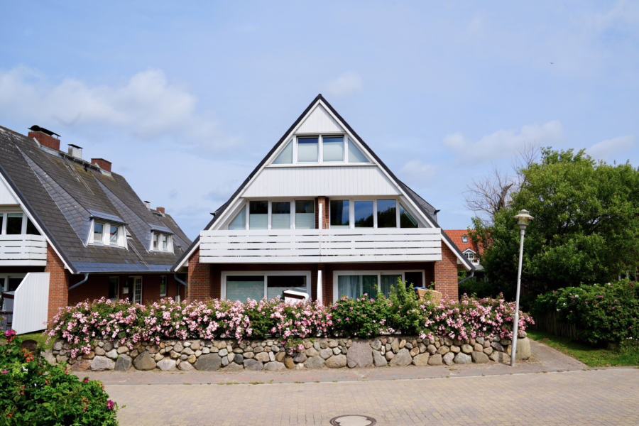 Bild - Doppelhaushälfte mit zwei Wohnungen in zentraler Lage von Westerland