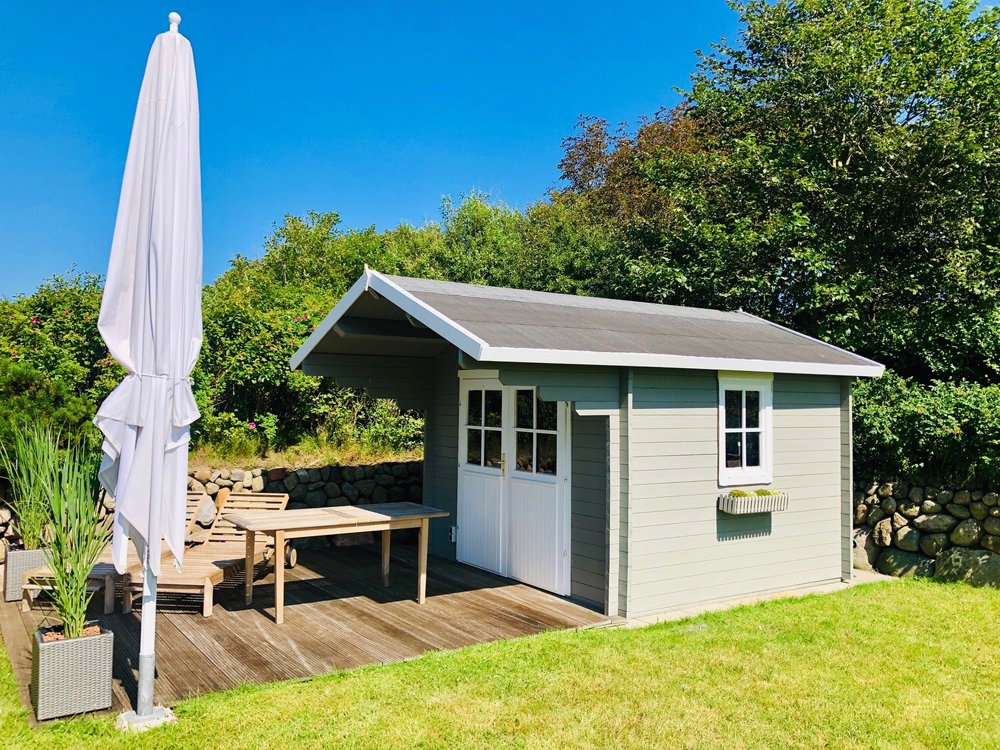 Bild - Reetgedeckte Haushälfte im Friesenstil mit Erdgarage und Weitblick über die Wiesen