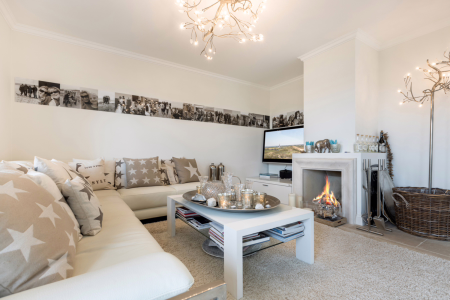 Bild - Reetgedeckte Haushälfte im Friesenstil mit Erdgarage und Weitblick über die Wiesen