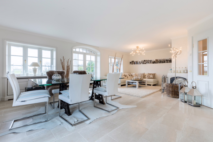 Bild - Reetgedeckte Haushälfte im Friesenstil mit Erdgarage und Weitblick über die Wiesen