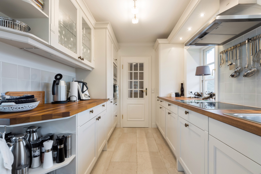 Bild - Reetgedeckte Haushälfte im Friesenstil mit Erdgarage und Weitblick über die Wiesen