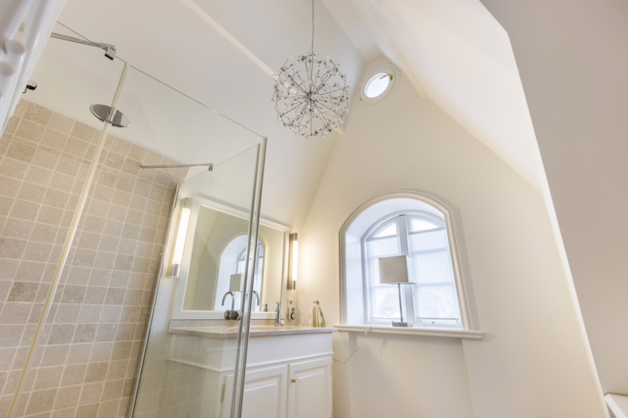 Bild - Reetgedeckte Haushälfte im Friesenstil mit Erdgarage und Weitblick über die Wiesen